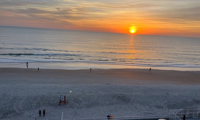 East Daytona Apartment | CUTE STUDIO with PRIVATE BALCONY! And SPECTACULAR OCEAN -A1A- HARDROCK -VIEWS!