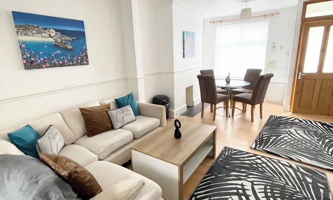 Wavertree House | Cute two bedroom house with free street parking & WiFi