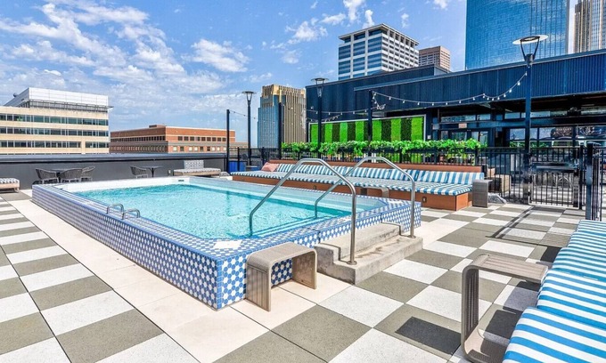 Downtown West Apartment | CW 2BR 1B Sky Lounge Rooftop Pool Gym CC