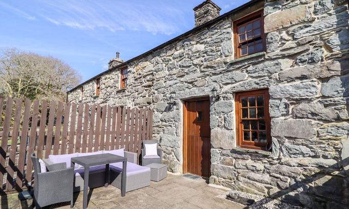 Llanbedr Cottage | CWM YR AFON COTTAGE, pet friendly, with open fire in Llanbedr