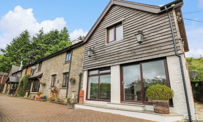 Builth Wells Cottage | CWMFADOG, family friendly, with open fire in Beulah