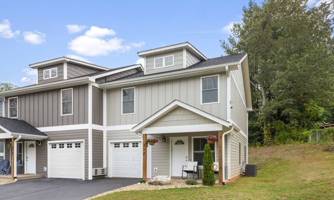 Asheville House | Cypress & Willow Buyout by AvantStay | 2 Home Buyout! Sleeps 16!