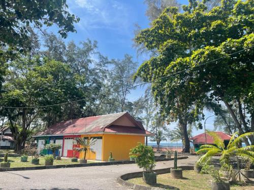 Kampung Penarik Resort | D'Pantai Bari Indah campsite & resort