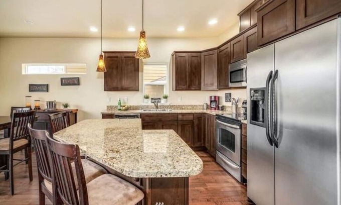 Quincy House | D25-2 Deck Unit Riverview w/ATCH garage Sunserra nearby heated pool and hot tub