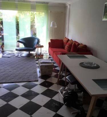 Nippes House | Dachstudio mit Bad und Terasse