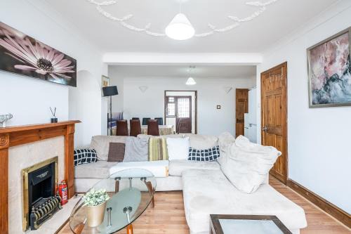 Parsloes House | Dagenham Self Catering 4BedHouse sleeps up to 8 with Free Wifi and Free Parking