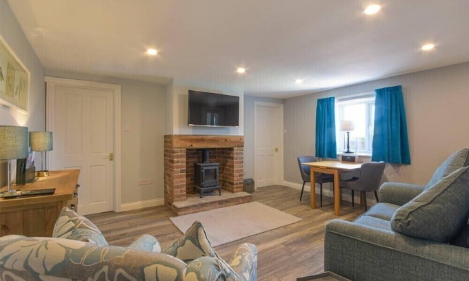 Woodhorn Cottage | DAIRYMAID'S COTTAGE, romantic, with a garden in Amble