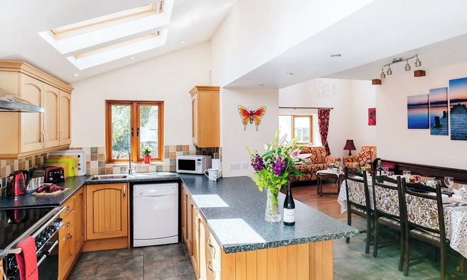 Crynant Cottage | Dairymaids Cottage is a great place to holiday amongst friends and family.