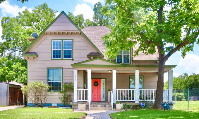 Oak Cliff House | Dallas Fun Palace! Walkable, Huge backyard, fire pit, Pool/Ping Pong Table!