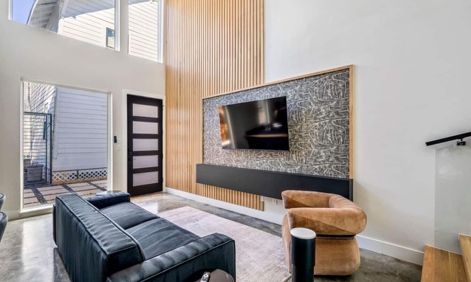 East Downtown Houston House | Dark loft · The O’Four Lofts - Midnight Lux