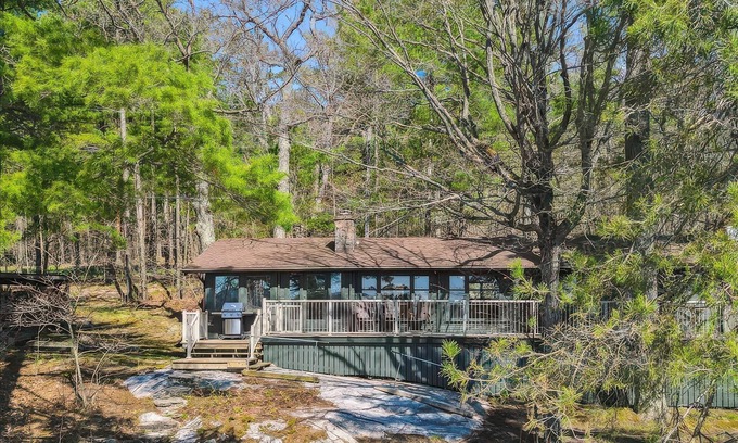 Minett Cottage | Darling 3 bed 1 bath cottage on Lake Rosseau