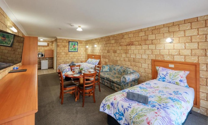 Bourke Hotel | Darling River Motel