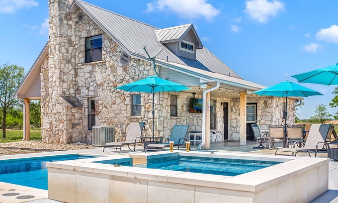 Fredericksburg House | Das Steinhaus | 3/2 Country Home | Near Wineries | Pool/Hot Tub