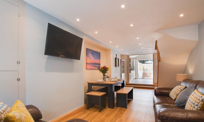 Bala House | Dau Ddeg Saith - Two Bedroom House, Sleeps 4