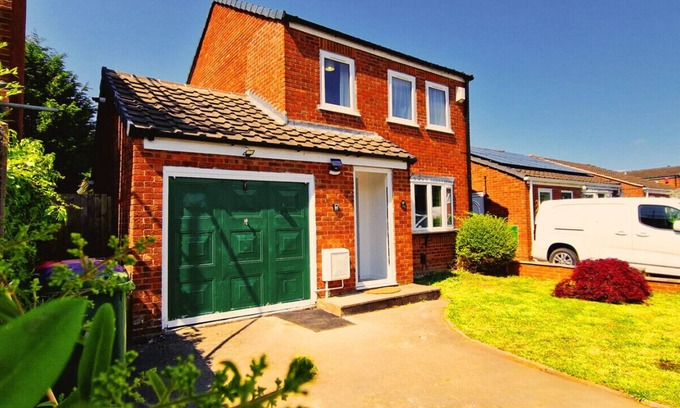 Telford House | Dawley Detached House with parking, garden, Wi-Fi