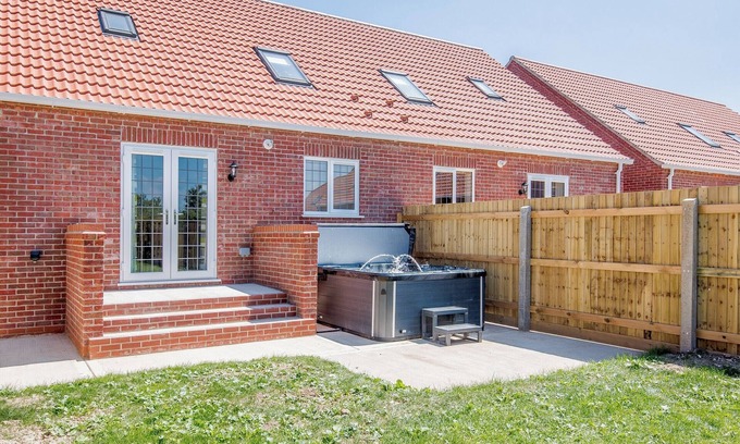 Mablethorpe and Sutton Cottage | Dawson Park 8 - UK12667