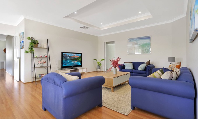 Halls Head House | Day dream's entertainer - 150m from beach