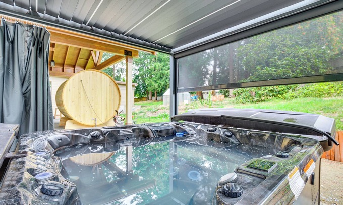 Prairie Ridge Cottage | Day Trip to Snoqualmie! Lakefront Home w/Hot Tub