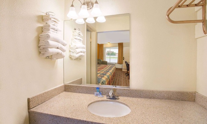 Bermuda Hotel | Days Inn by Wyndham Chester