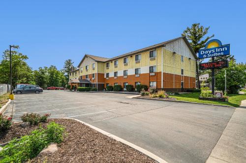 Traverse City Hotel | Days Inn & Suites by Wyndham Traverse City