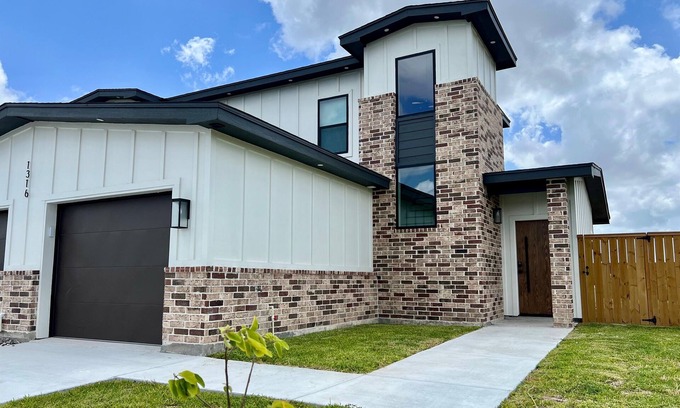 Brownsville Condo | Daytona Beach B - Sleek & Stylish 3BD/2.5BA - WiFi