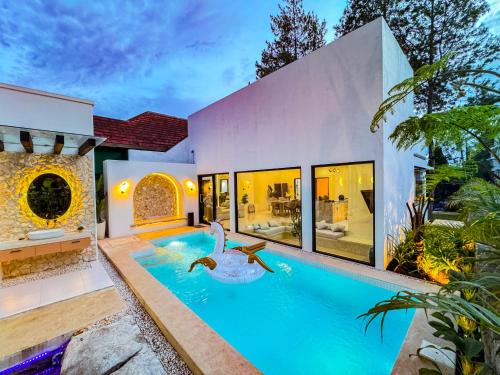 Parongpong Villa | De Luna Villa with private heated pool