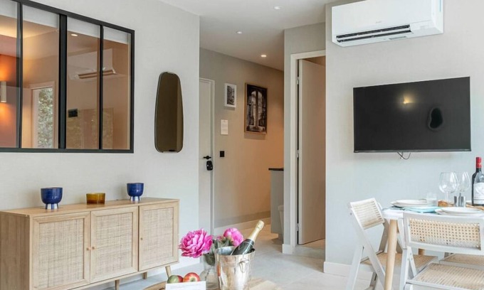 Necker Apartment | De Montescal - Hot Tub A/C Wonder