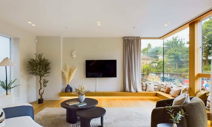 Camden Town House | Decadent Mews House overlooking Regent's Canal