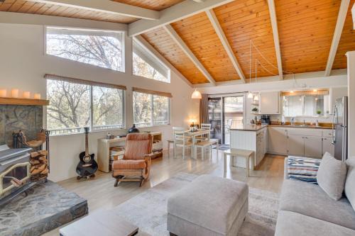 Groveland House | Deck and Fire Pit Pine Mountain Lake Getaway!