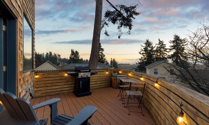 Coupeville House | Deck Views, Fire Pit, Pool, 3 Mins to Beach | Madrona Tree Retreat by AvantStay