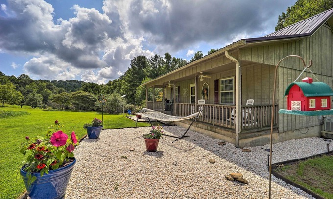 Deep Gap Cottage | Deep Gap Cottage w/Fire Pits - Hike & Ski!