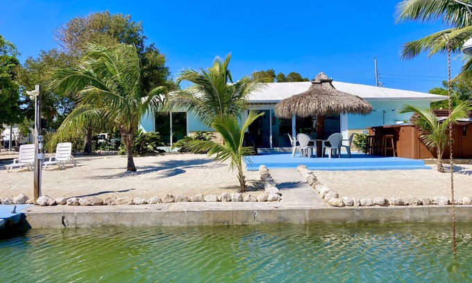 Marathon House | Deep Water Canal, Swim Spa Pool, Kayaks, Walk to Ocean Front Bars & Restaurants!