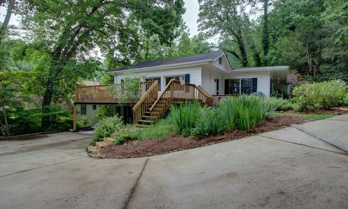 Gainesville Cottage | Deep water cove, views, New kitchen, Lake Front Escape w Dock, Very Private Cove