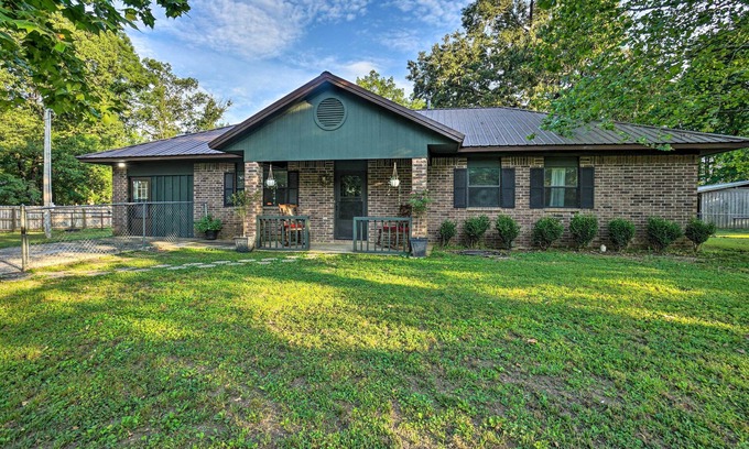 Smithville House | 'Deer Camp Run' Escape w/ Hot Tub & Game Room