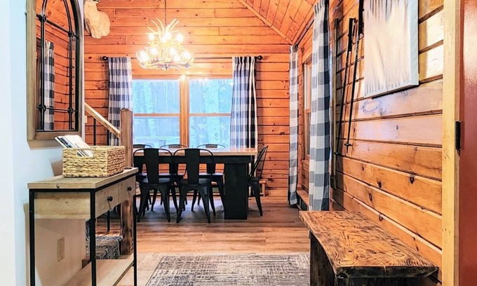 North Creek Cabin | Deer Trail Lodge, Forest Lodge with Hot Tub, Firepit & Fireplace Minutes to Gore