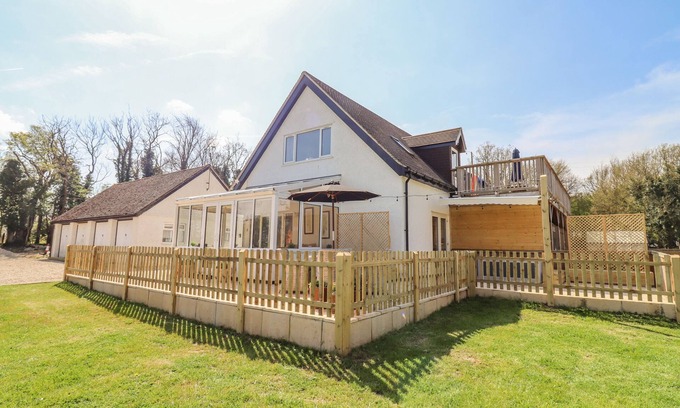 Stonesfield Cottage | DEER VIEW, romantic, with hot tub in East End
