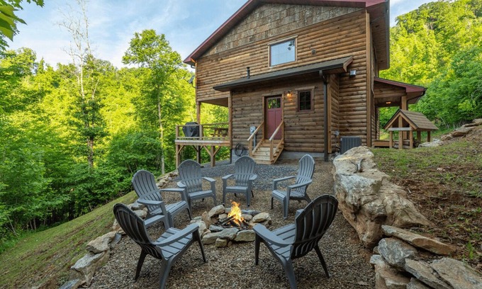 Mars Hill Cabin | Deerfield Cabin | Luxe Views, Fire Pit, Soaking Tubs + Biltmore Pass