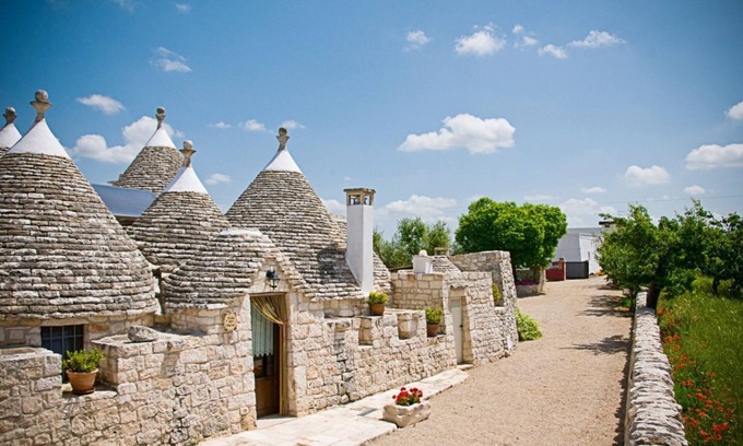 Martina Franca Villa | Degli Archi: 1800s trullo house with hillside views and pool