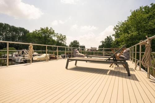 Domitz Boat Rental | Deine schwimmende Auszeit auf dem Wasser - Festlieger Hausboot Tortuga