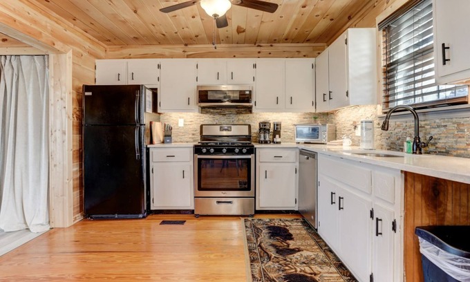 Walnut Mountain Cabin | Deja View - Take in tranquil wooded views and soak in the hot tub!