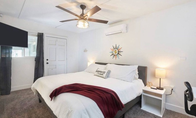 Raisin House | Del Mar Studio · Charming Studio I 600Mbps Walk to Tower District