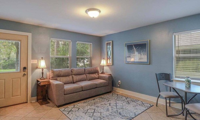 Biloxi House | Delightful 2-bedroom, 1-bath home near Biloxi's scenic Back Bay.