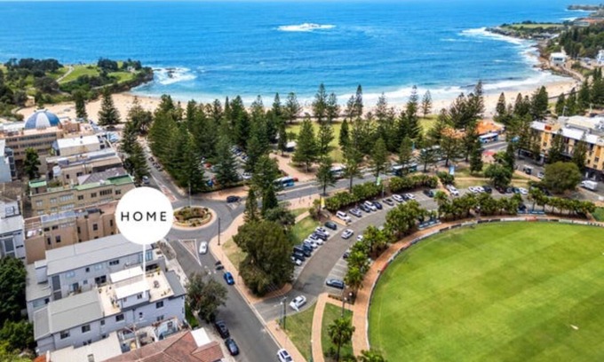 Coogee Apartment | Delightful 3-bedroom apartment in Coogee, barefoot walk to sand.
