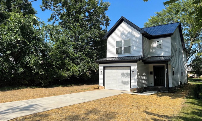 Eastlake House | Delightful 3-bedroom house with AC in Eastlake.