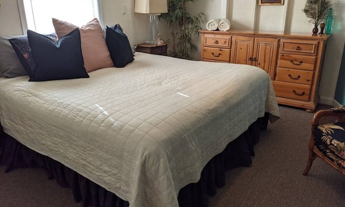 Stuart House | Delightful Getaway in Manatees Pocket
