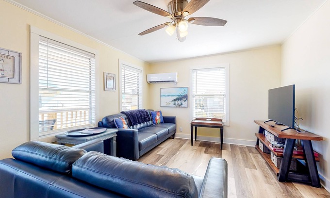 Galveston House | Delightful island home with furnished patio & full kitchen - walk to the beach