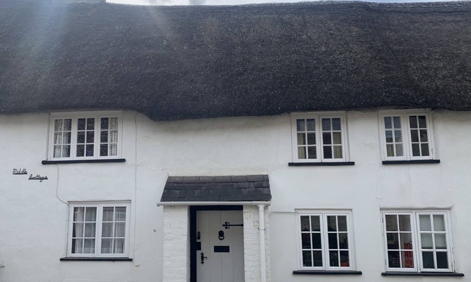West Knighton House | Delightful mid-row thatched cottage in beautiful sleepy Dorset village.