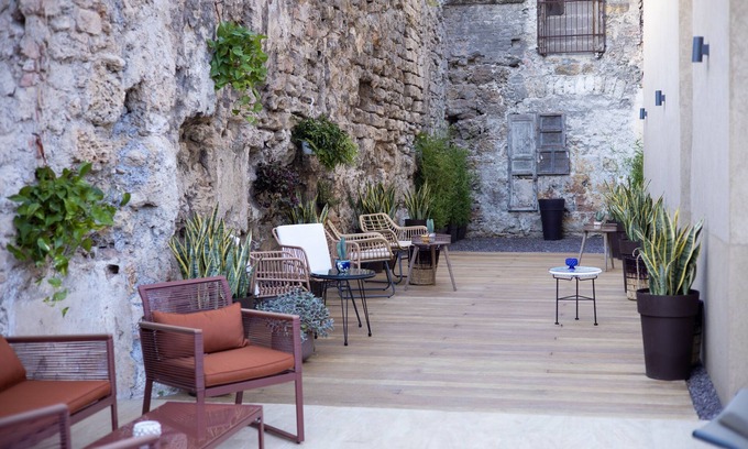 Kalsa Apartment | Deluxe 1 outdoor swimming pool in historical location