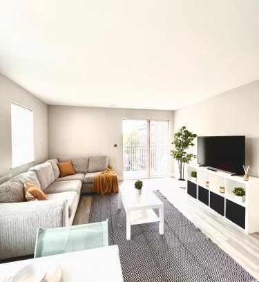 Slough Apartment | Deluxe 2 Bed 2 Bath Flat - Windsor, Heathrow Airport, Slough Station