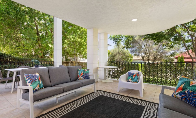 South Brisbane Apartment | Deluxe 2-Bed Unit with Parking and Outdoor Area